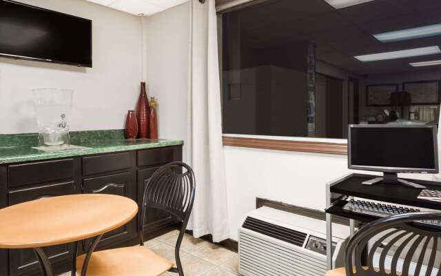 Super 8 by Wyndham Greensboro