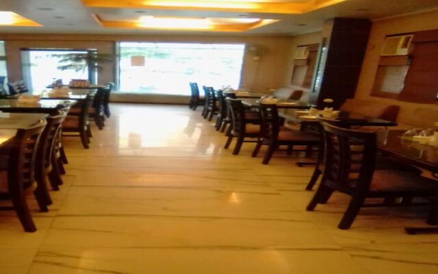 OYO 3499 Tekarees Inn