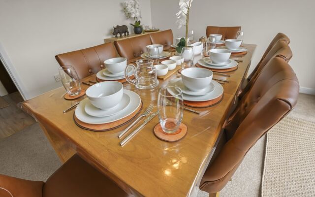 House - Sleeps 6 & Free Parking