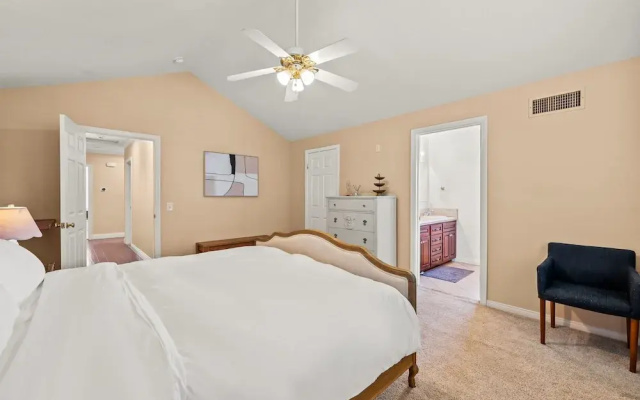 Master Bedroom With King Bed Central Location