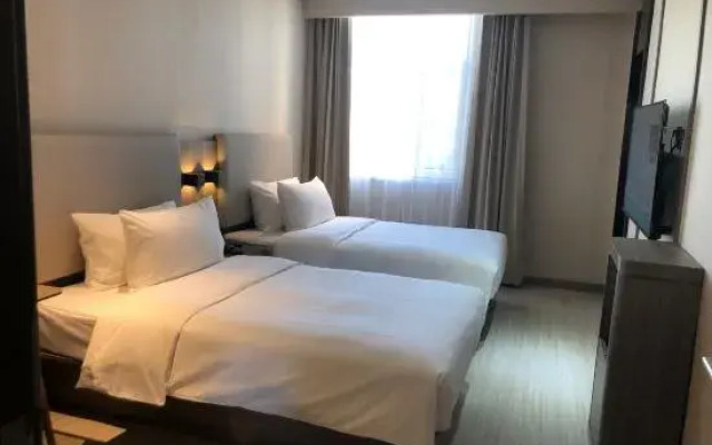 HanTing Hotel (Urumqi Zhongyinggong Subway Station)