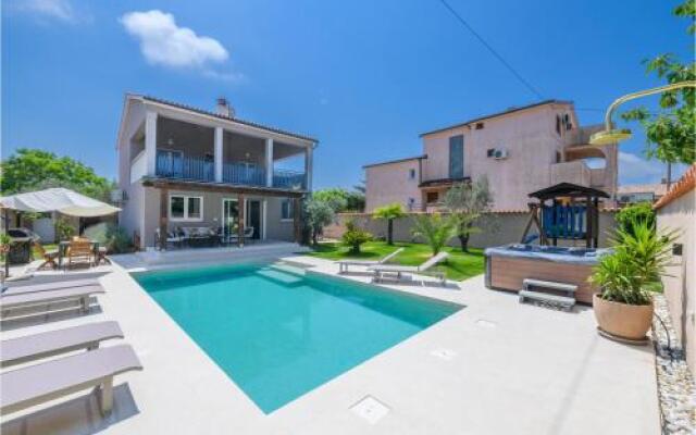 Four Bedroom Holiday Home in Medulin