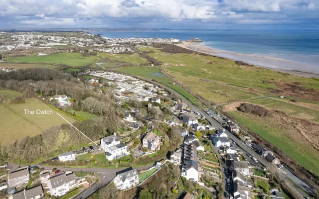 The Cwtch Apartment - Sea Views Walk to Beach