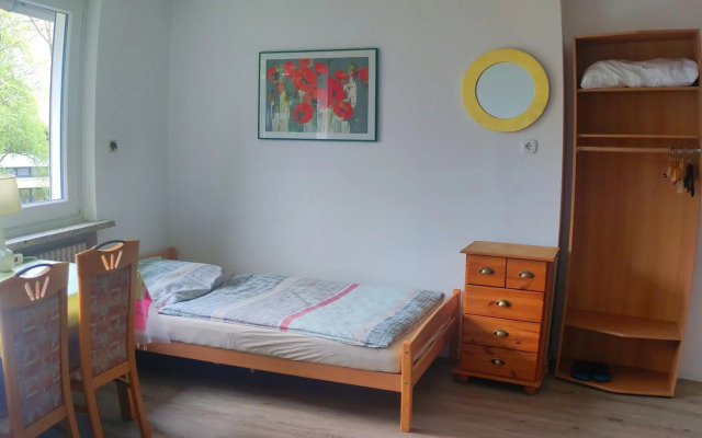 Uni, FH, Gesundheits Campus nähe, Zimmer mit Garten & Terrasse