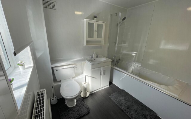 Lovely 3 Bedroom Apartment In Newcastle Upon Tyne With Free Parking