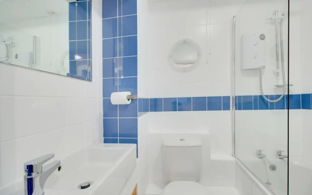 Brighton Getaways-Seaside Patio Apt