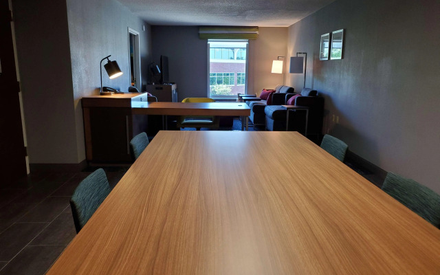 Hampton Inn & Suites Newtown