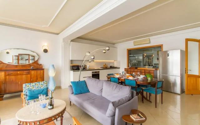 Magnificent Seafront Apartment Sliema