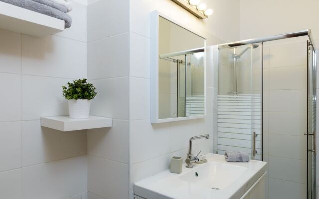 Ben Yehuda - Bograshov 1 BR with Terrace