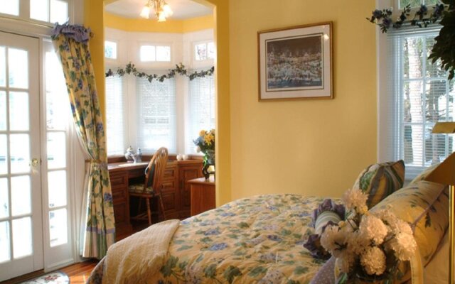 Boathouse Waterfront Lodging