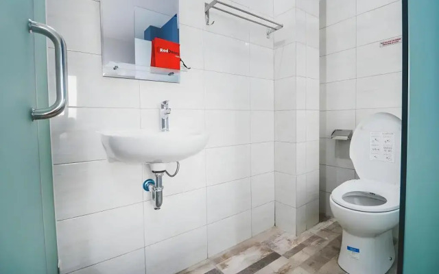 RedDoorz Plus near Living Plaza Jababeka
