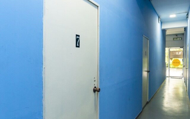 SPOT ON 89834 Blue District Backpackers