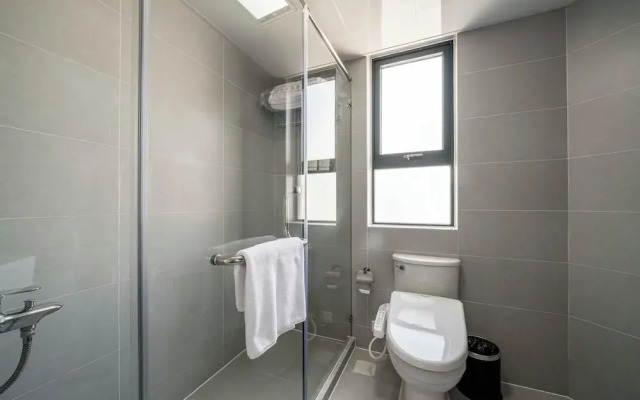 Tyms 4BR 2BA Apt Novel Garden