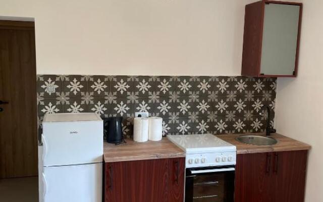 Entire 1-bedroom apartment with free parking