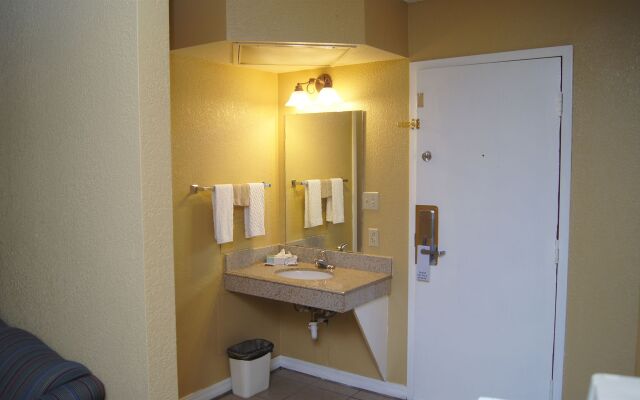 Holiday Lodge & Suites