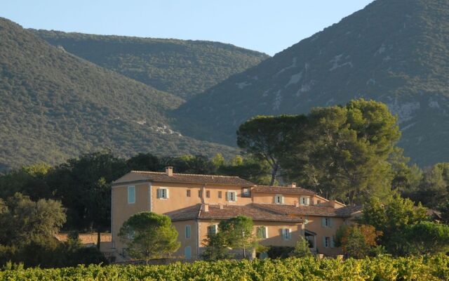 Secluded Holiday Home in Rustrel With Swimming Pool