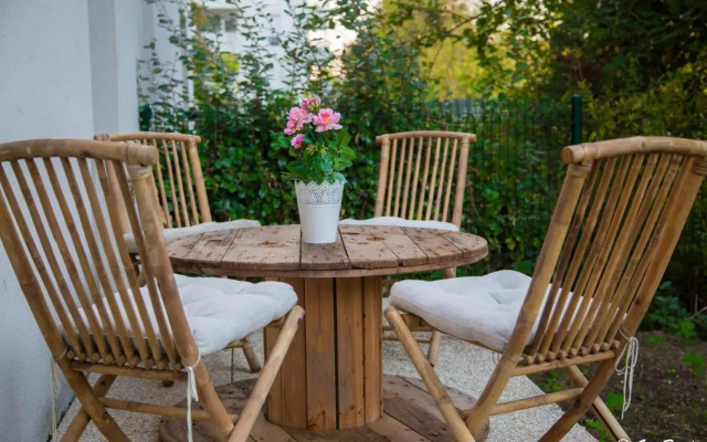 Chic apart terrace garden parking