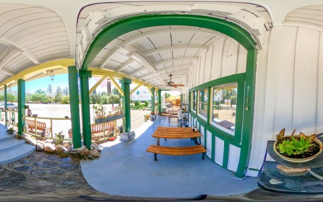 Gena's Sierra Inn & Restaurant