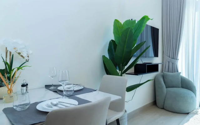 Bloomfields Deluxe STU Azizi Riviera