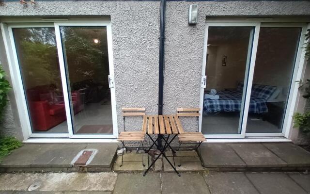 Central Modern Apartment with Free Parking And Private Garden