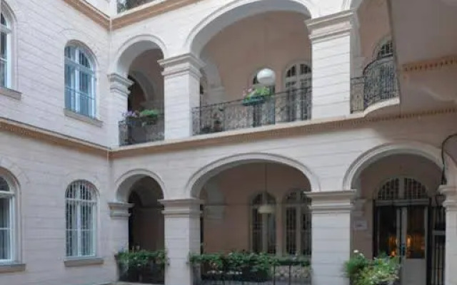Yolo Hostel