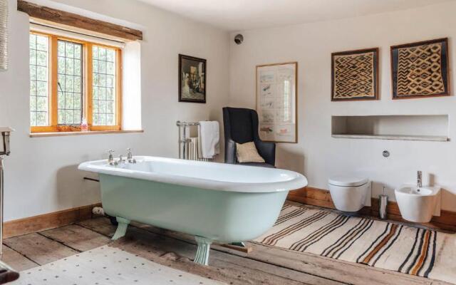 Lavish Tudor Estate Gardens - Sleeps 25