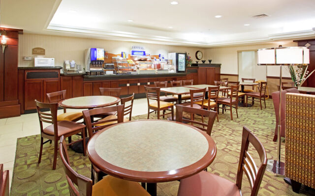 Holiday Inn Express & Suites Garden City