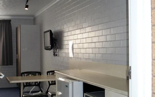 A Raceview Motor Inn