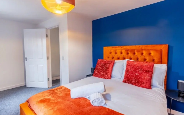Stylish 3-bedroom House With Parking - Sleeps 6