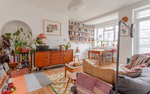 Stylish Arty Apartment in Hackney