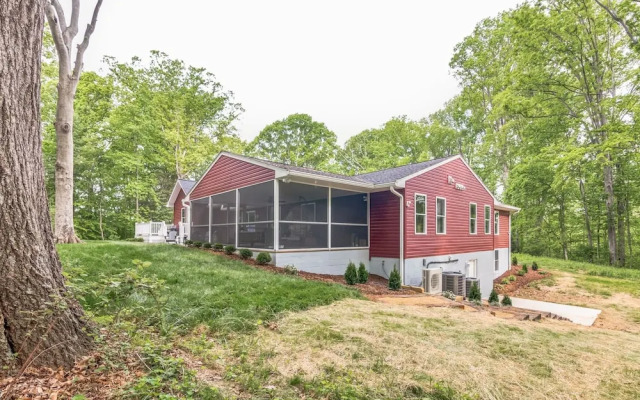 Woodhaven: Your Serene Countryside Escape 5 Bedroom Farmhouse by RedAwning