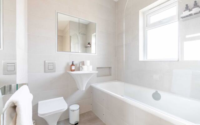 Sleek Scandi-inspired 2BD Flat, Fulham