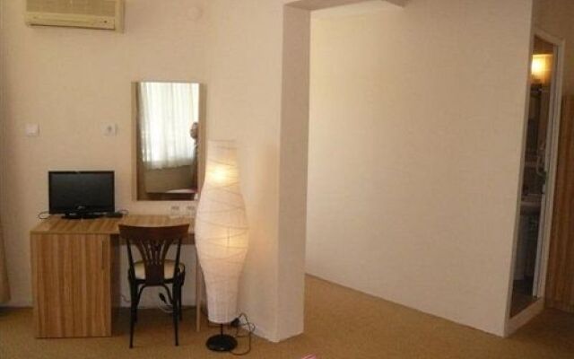 Status Hotel