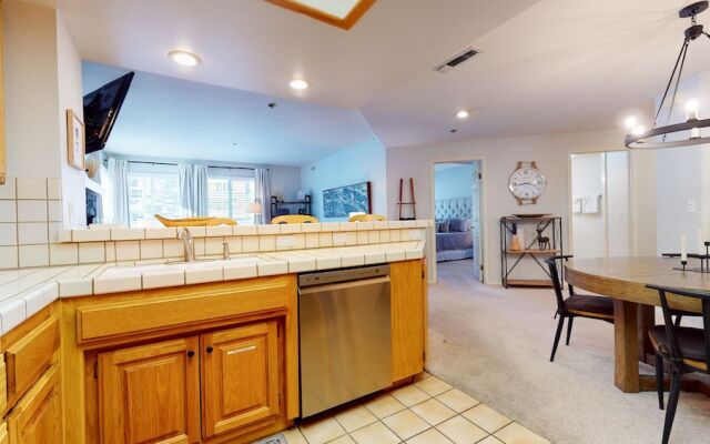 Silver Bear 21 Updated, Light and Bright, Walk to Canyon Lodge and Gondola by RedAwning