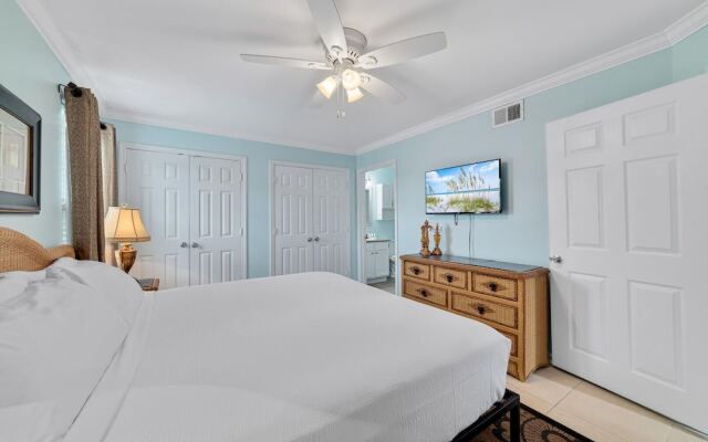 Updated, Ground Floor Unit w/ Pool & Gym, Sleeps 6