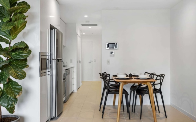 Stellar Location With Parking, Pool & Gym Access – Guest Rooms – Brisbane
