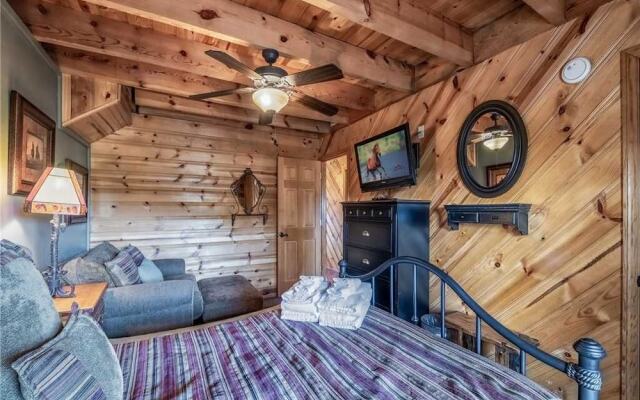 La Posada de Ponder - Four Bedroom Cabin with Hot Tub