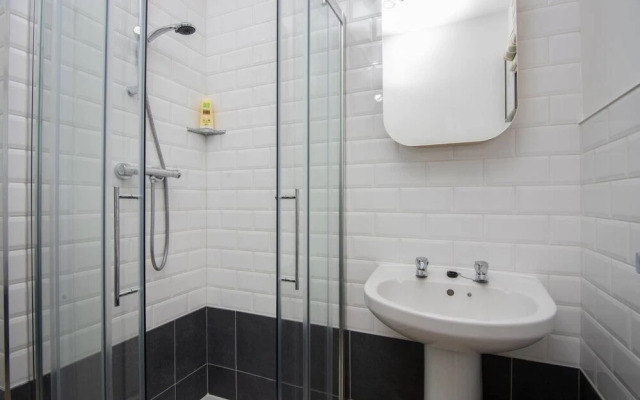 Quiet Residential Apt N/gloucester Road Sleeps 4