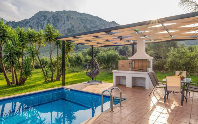 Kournas-sleeps8-parking-garden-pool-petfriendly
