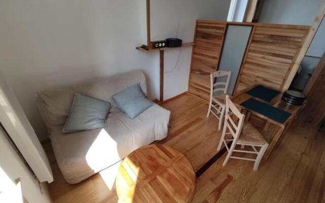 Studio sympa avec petit déjeuner entre canal et Loire