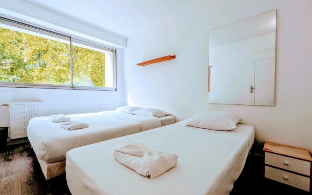 Chic and comfortable apart near Paris