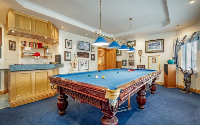 Luxury 6 Bed House With Pool