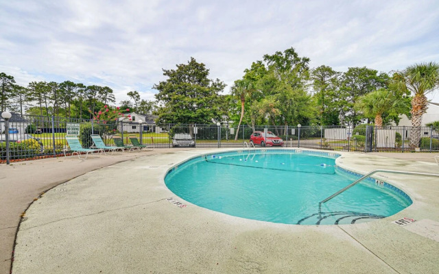 2 Mi to Surfside Beach: Coastal Escape w/ Balcony!