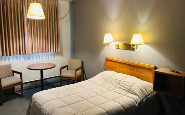 Capital O Swan Inn Comstock Park