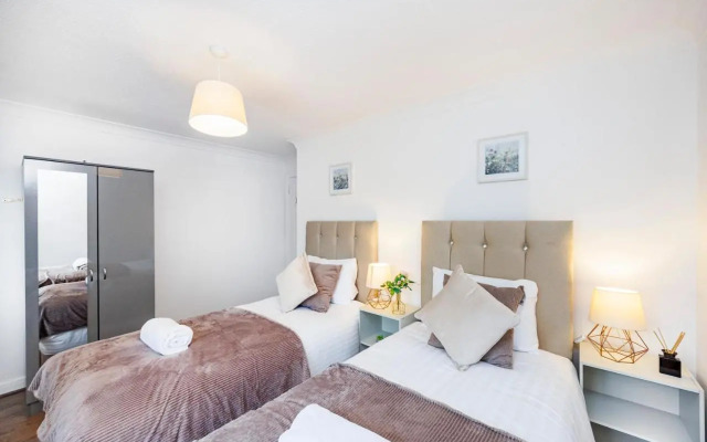Lovely 2 Bd Hse with Parking near Excel