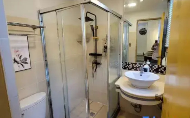 Stunning Suite 10 Steps from Eastwood Mall