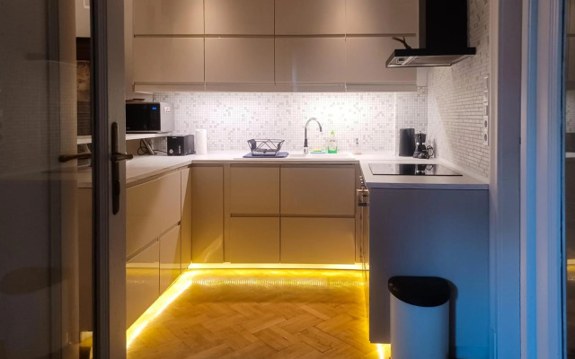 Modern Lux Parkside Apartment- Garden View