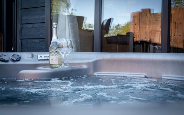 Dewin Bach - Luxury Lodge, Hot Tub, Close to Beach