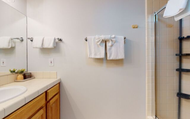 Silver Bear 21 Updated, Light and Bright, Walk to Canyon Lodge and Gondola by RedAwning