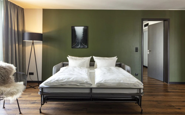 Black F House - Serviced Apartments